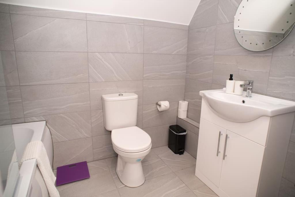 Orchid Lodge - Two Bed Generous Flat - Parking, Netflix, Wifi - Close To Blenheim Palace & Oxford - F4 Kidlington Buitenkant foto