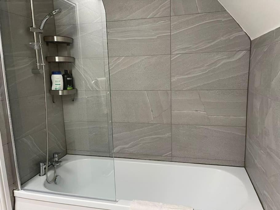 Orchid Lodge - Two Bed Generous Flat - Parking, Netflix, Wifi - Close To Blenheim Palace & Oxford - F4 Kidlington Buitenkant foto
