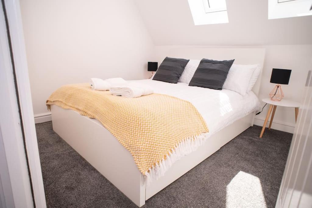 Orchid Lodge - Two Bed Generous Flat - Parking, Netflix, Wifi - Close To Blenheim Palace & Oxford - F4 Kidlington Buitenkant foto
