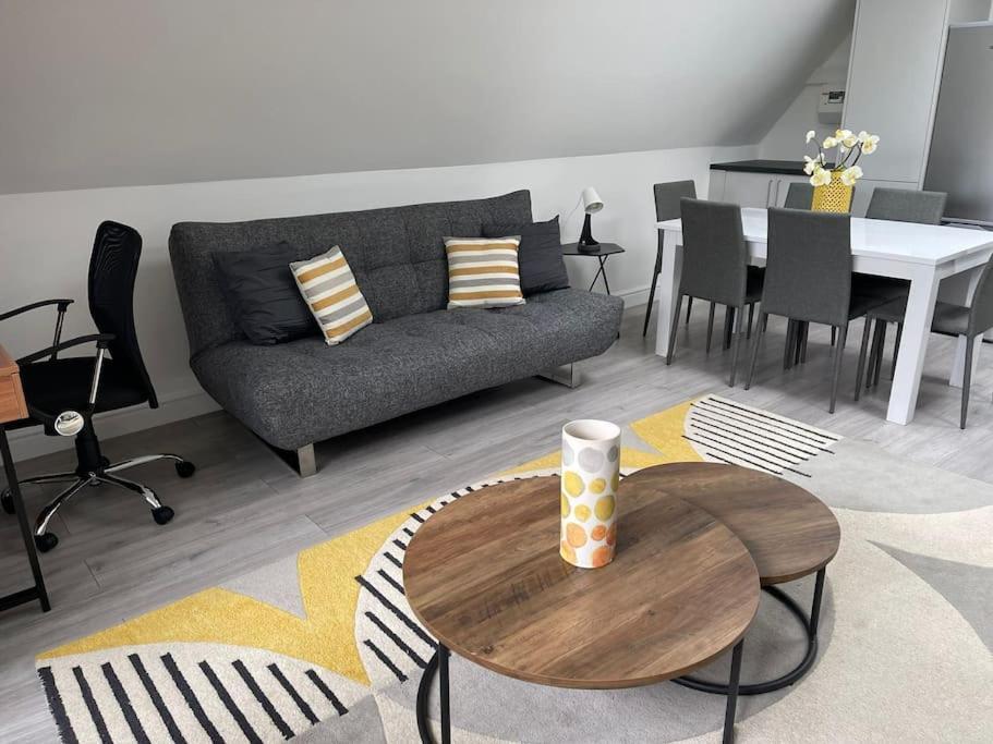 Orchid Lodge - Two Bed Generous Flat - Parking, Netflix, Wifi - Close To Blenheim Palace & Oxford - F4 Kidlington Buitenkant foto