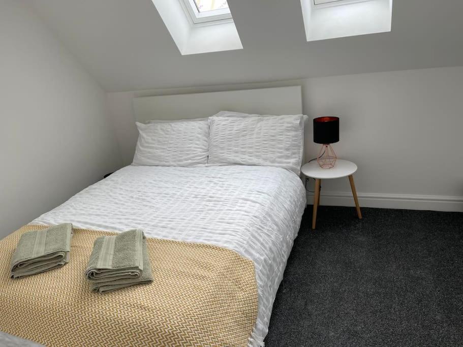 Orchid Lodge - Two Bed Generous Flat - Parking, Netflix, Wifi - Close To Blenheim Palace & Oxford - F4 Kidlington Buitenkant foto