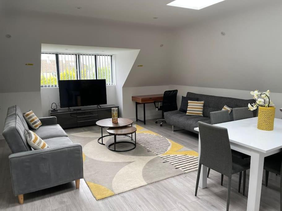 Orchid Lodge - Two Bed Generous Flat - Parking, Netflix, Wifi - Close To Blenheim Palace & Oxford - F4 Kidlington Buitenkant foto