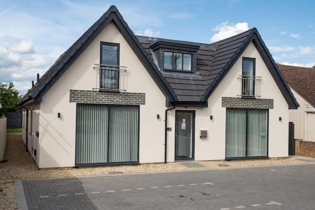 Orchid Lodge - Two Bed Generous Flat - Parking, Netflix, Wifi - Close To Blenheim Palace & Oxford - F4 Kidlington Buitenkant foto