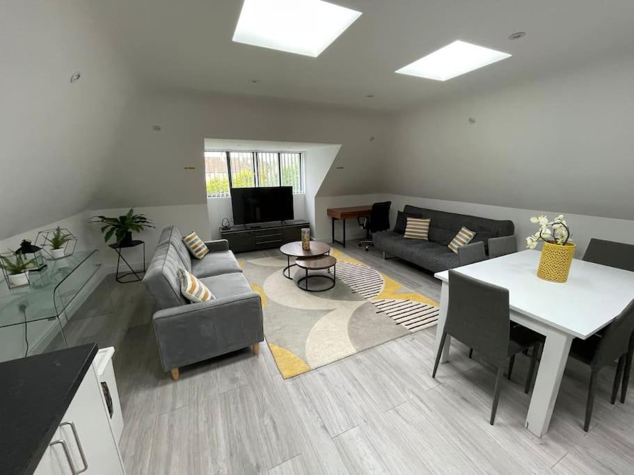Orchid Lodge - Two Bed Generous Flat - Parking, Netflix, Wifi - Close To Blenheim Palace & Oxford - F4 Kidlington Buitenkant foto