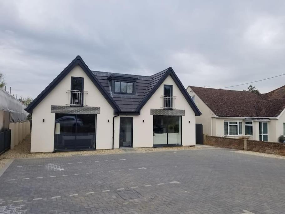 Orchid Lodge - Two Bed Generous Flat - Parking, Netflix, Wifi - Close To Blenheim Palace & Oxford - F4 Kidlington Buitenkant foto