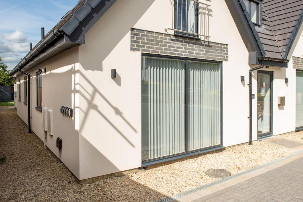 Orchid Lodge - Two Bed Generous Flat - Parking, Netflix, Wifi - Close To Blenheim Palace & Oxford - F4 Kidlington Buitenkant foto