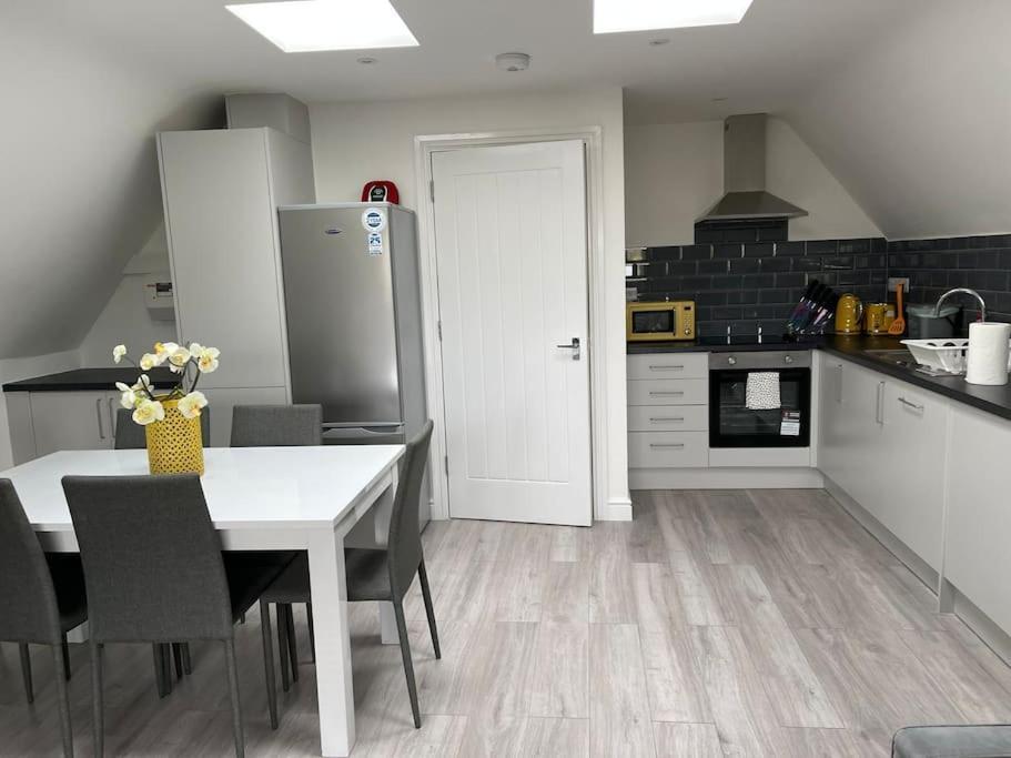 Orchid Lodge - Two Bed Generous Flat - Parking, Netflix, Wifi - Close To Blenheim Palace & Oxford - F4 Kidlington Buitenkant foto