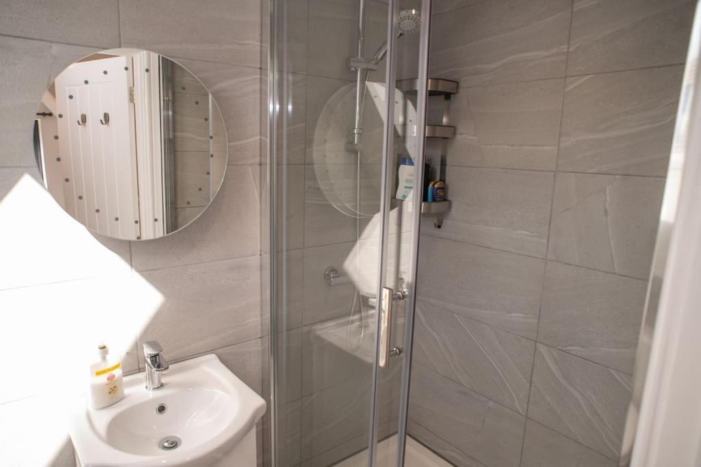 Orchid Lodge - Two Bed Generous Flat - Parking, Netflix, Wifi - Close To Blenheim Palace & Oxford - F4 Kidlington Buitenkant foto
