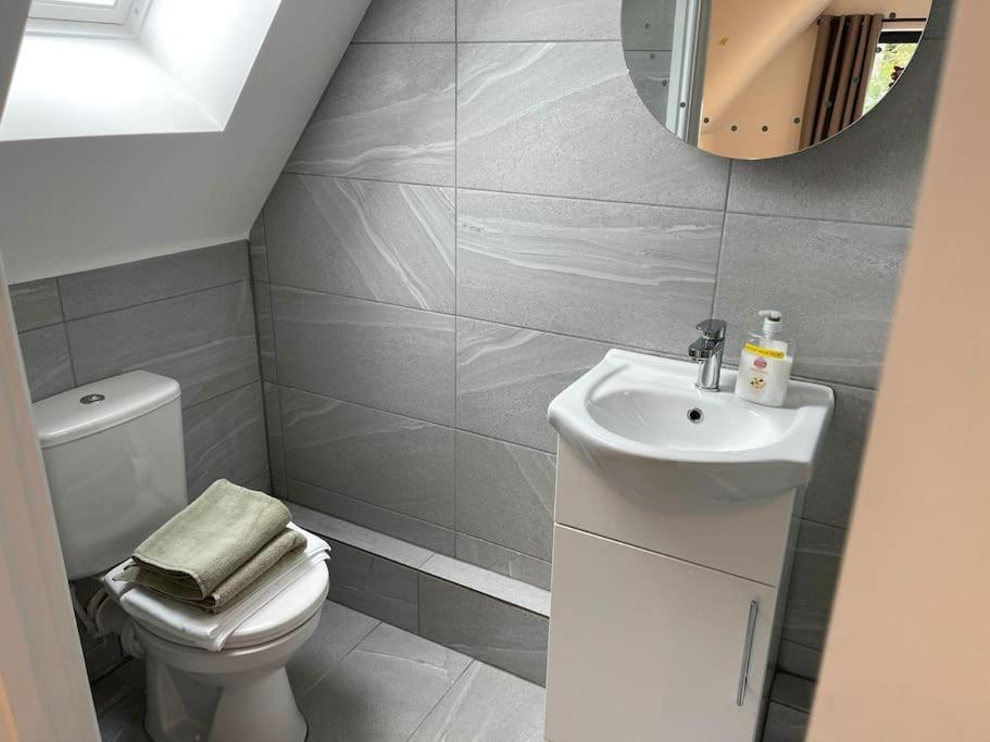 Orchid Lodge - Two Bed Generous Flat - Parking, Netflix, Wifi - Close To Blenheim Palace & Oxford - F4 Kidlington Buitenkant foto
