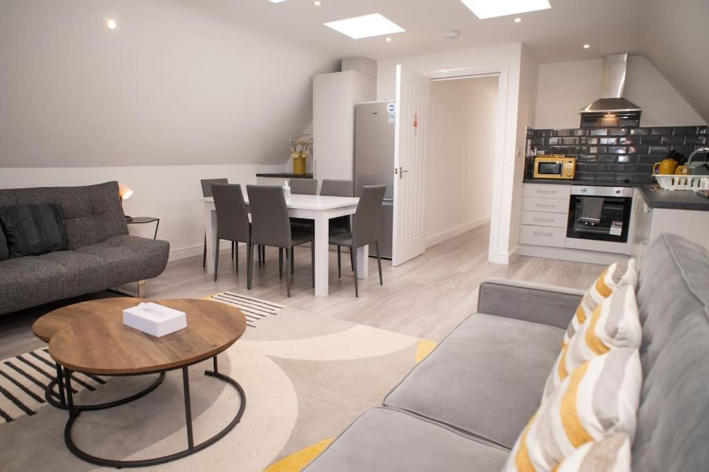 Orchid Lodge - Two Bed Generous Flat - Parking, Netflix, Wifi - Close To Blenheim Palace & Oxford - F4 Kidlington Buitenkant foto