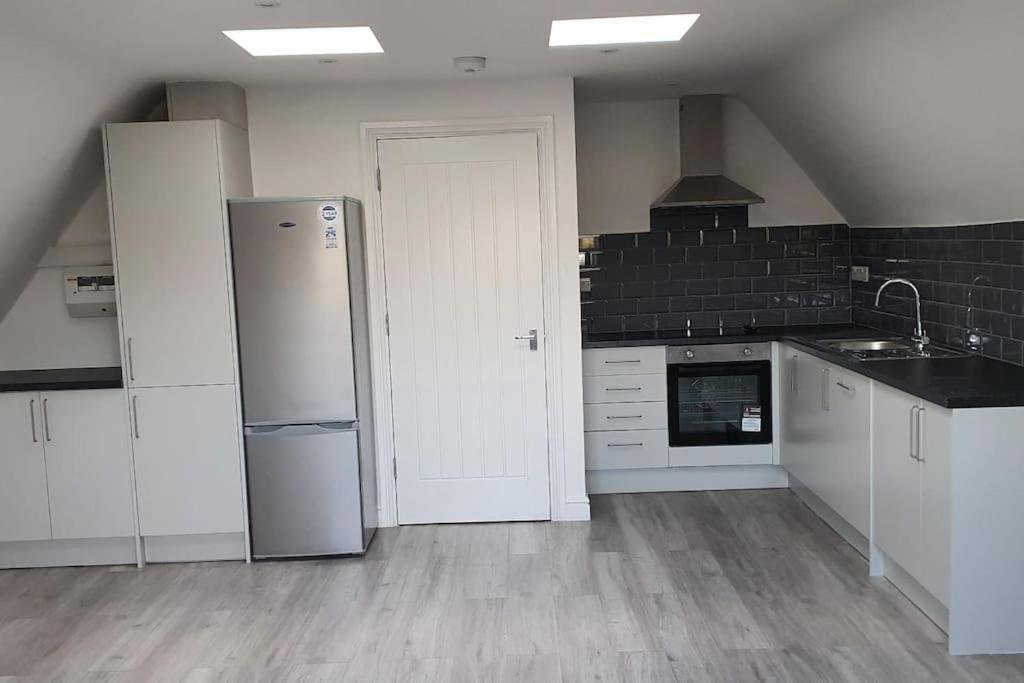Orchid Lodge - Two Bed Generous Flat - Parking, Netflix, Wifi - Close To Blenheim Palace & Oxford - F4 Kidlington Buitenkant foto