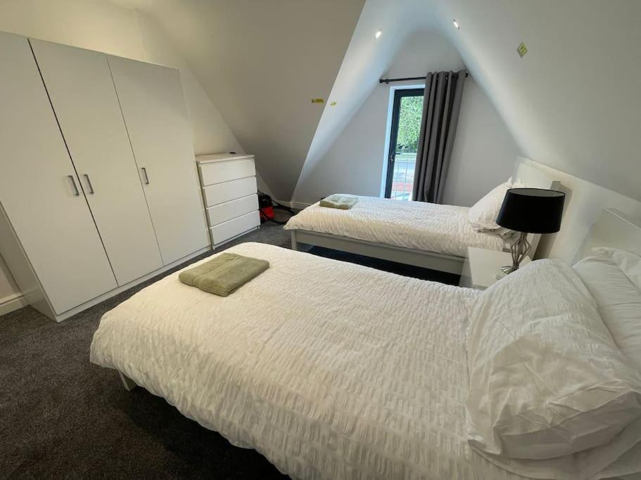 Orchid Lodge - Two Bed Generous Flat - Parking, Netflix, Wifi - Close To Blenheim Palace & Oxford - F4 Kidlington Buitenkant foto