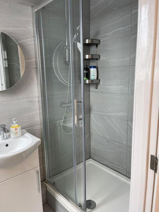 Orchid Lodge - Two Bed Generous Flat - Parking, Netflix, Wifi - Close To Blenheim Palace & Oxford - F4 Kidlington Buitenkant foto