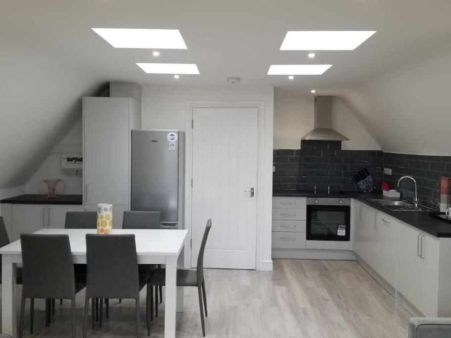 Orchid Lodge - Two Bed Generous Flat - Parking, Netflix, Wifi - Close To Blenheim Palace & Oxford - F4 Kidlington Buitenkant foto