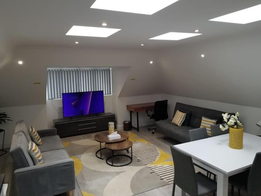 Orchid Lodge - Two Bed Generous Flat - Parking, Netflix, Wifi - Close To Blenheim Palace & Oxford - F4 Kidlington Buitenkant foto