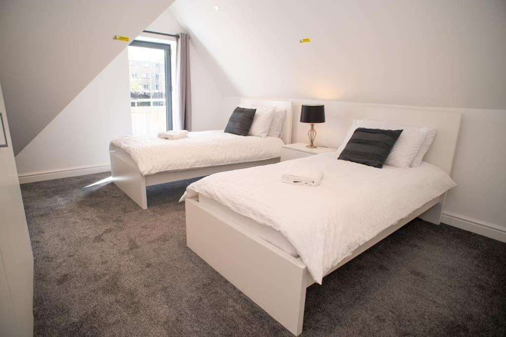 Orchid Lodge - Two Bed Generous Flat - Parking, Netflix, Wifi - Close To Blenheim Palace & Oxford - F4 Kidlington Buitenkant foto