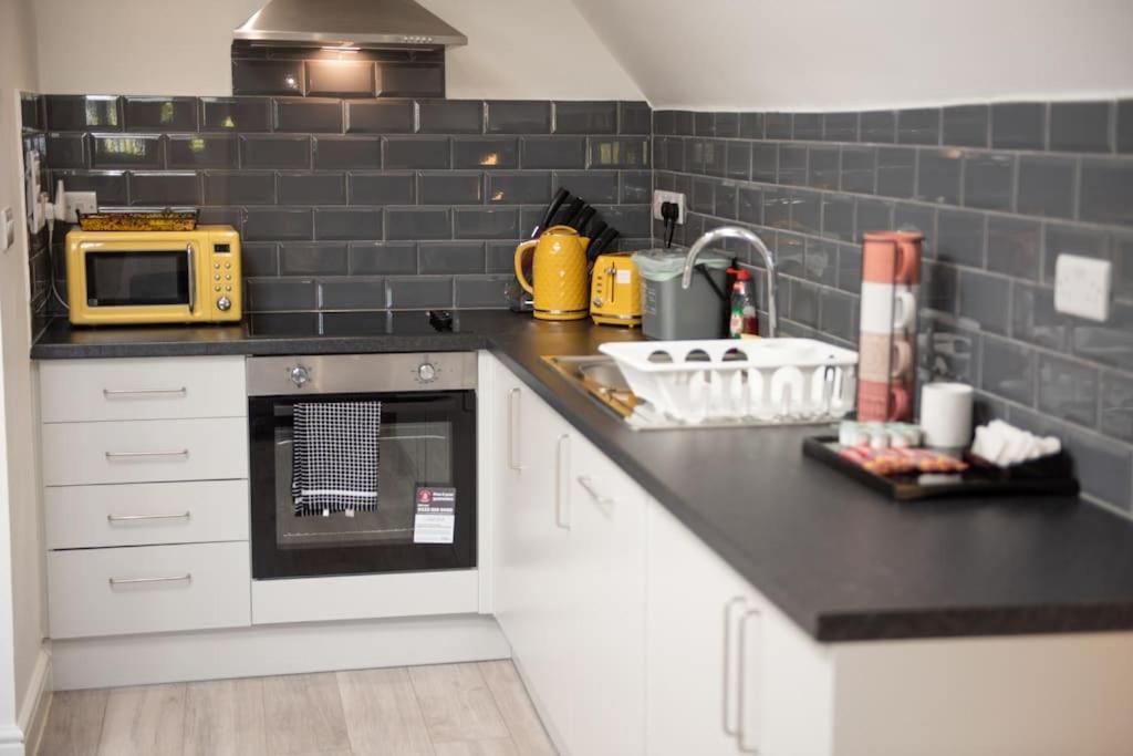 Orchid Lodge - Two Bed Generous Flat - Parking, Netflix, Wifi - Close To Blenheim Palace & Oxford - F4 Kidlington Buitenkant foto