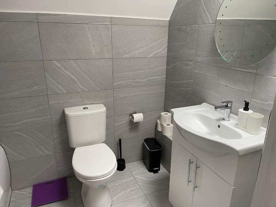 Orchid Lodge - Two Bed Generous Flat - Parking, Netflix, Wifi - Close To Blenheim Palace & Oxford - F4 Kidlington Buitenkant foto
