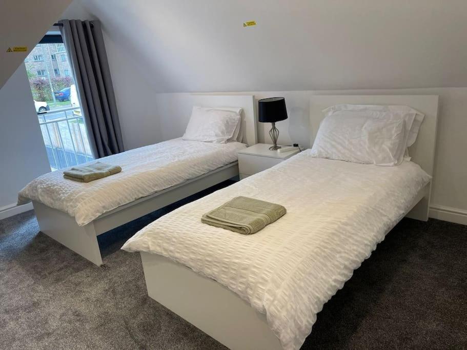 Orchid Lodge - Two Bed Generous Flat - Parking, Netflix, Wifi - Close To Blenheim Palace & Oxford - F4 Kidlington Buitenkant foto