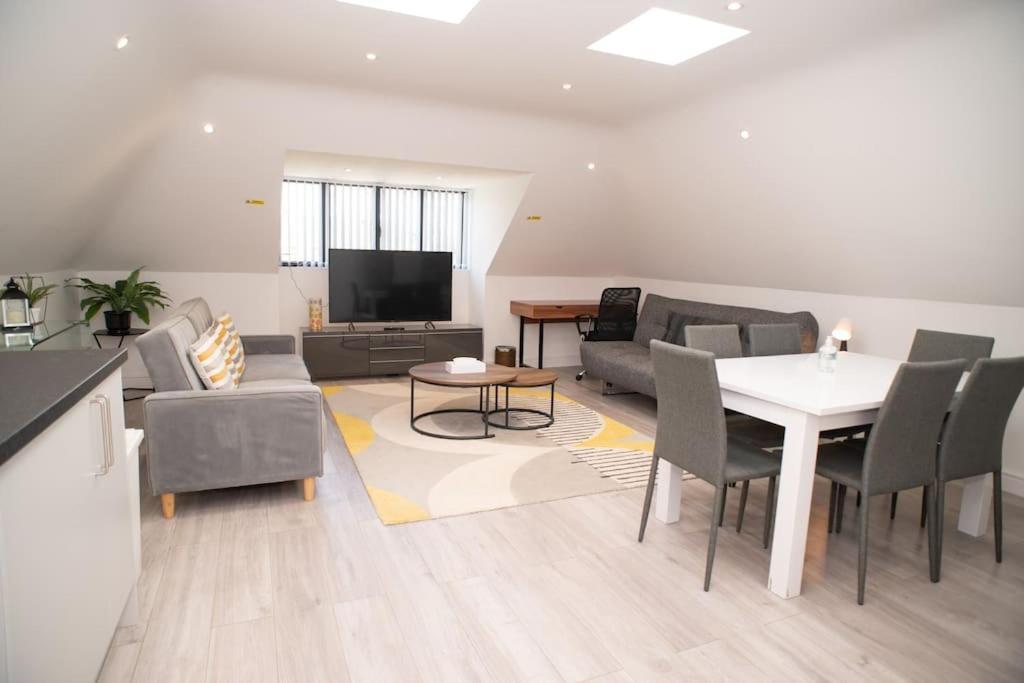 Orchid Lodge - Two Bed Generous Flat - Parking, Netflix, Wifi - Close To Blenheim Palace & Oxford - F4 Kidlington Buitenkant foto