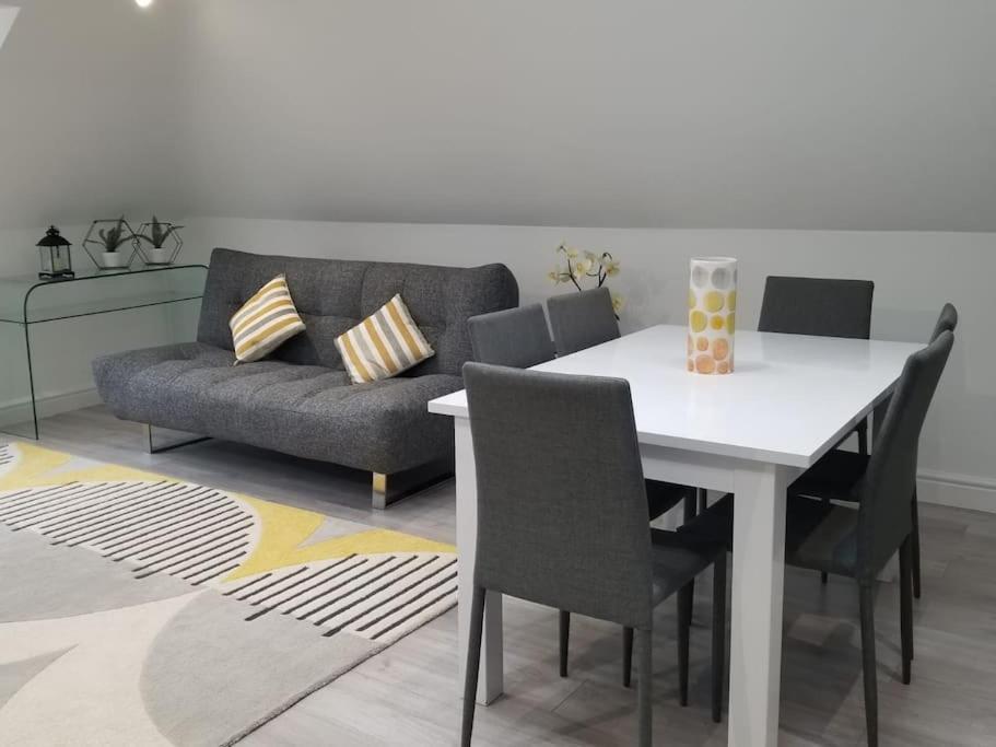 Orchid Lodge - Two Bed Generous Flat - Parking, Netflix, Wifi - Close To Blenheim Palace & Oxford - F4 Kidlington Buitenkant foto